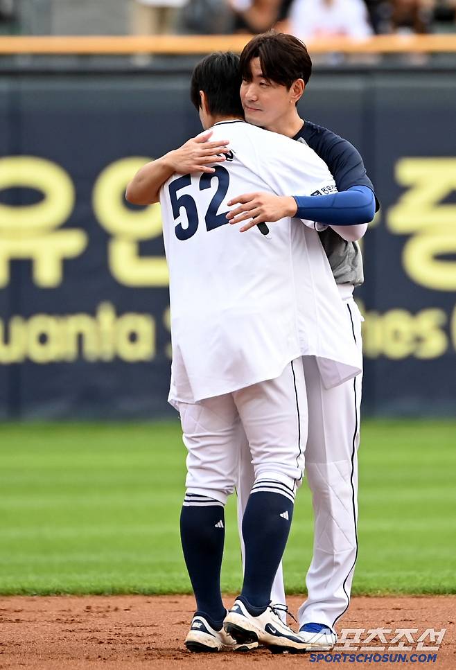 6일 잠실야구장에서 열린 KT와 두산의 경기, 김재호가 1회초 교체되며 박준순에게 유니폼을 입혀준 뒤 포옹하고 있다. 잠실=허상욱 기자wook@sportschosun.com/2025.07.06/