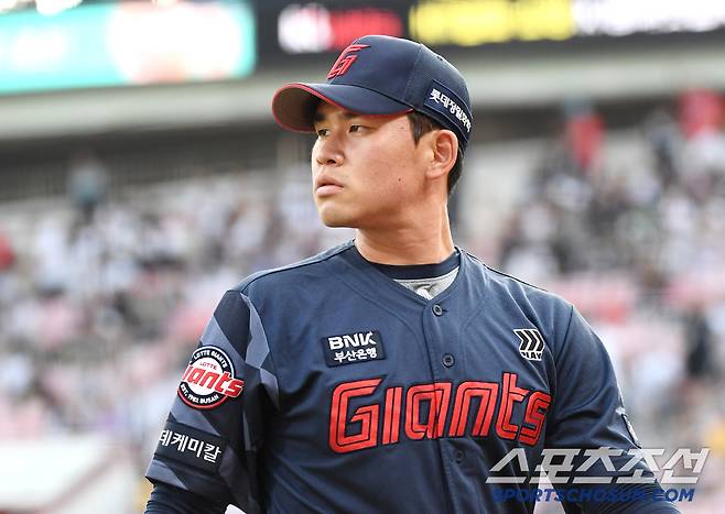 12일 수원 KT위즈파크에서 열린 롯데-KT전. 2회까지 6실점한 김진욱이 이닝을 마친 후 마운드를 내려오고 있다. 수원=정재근 기자 cjg@sportschosun.com/2025.6.12/