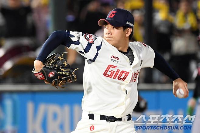 1일 부산 사직구장에서 열린 롯데 자이언츠와 LG 트윈스의 경기. 롯데 홍민기가 역투하고 있다. 부산=박재만 기자 pjm@sportschosun.com/2025.07.01/