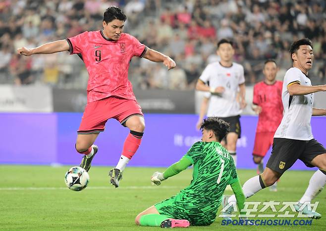 7일 축구대표팀이 용인미르스타디움에서 동아시안컵 중국과 첫 경기를 펼쳤다. 슈팅을 시도하는 주민규. 용인=송정헌 기자songs@sportschosun.com/2025.07.07/