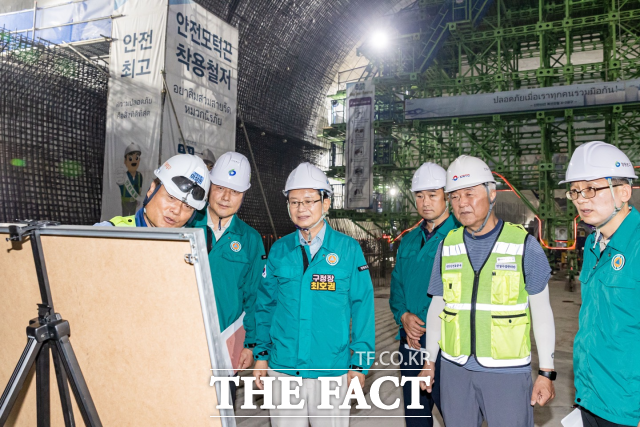 최호권 영등포구청장이 4일 오후 서울 여의도동 지하 70m에 위치한 신안산선 4-2공구 공사장 작업 현장에 직접 방문해 관계자들의 설명을 듣고 있다. /영등포구