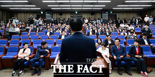 국민의힘 지지율이 '20%대 초반'의 늪에서 벗어나지 못하고 있다. 사진은 송언석 국민의힘 비상대책위원장 겸 원내대표가 지난 4일 오전 서울 여의도 국회에서 열린 의원총회에 참석해 발언하고 있는 모습. /남윤호 기자