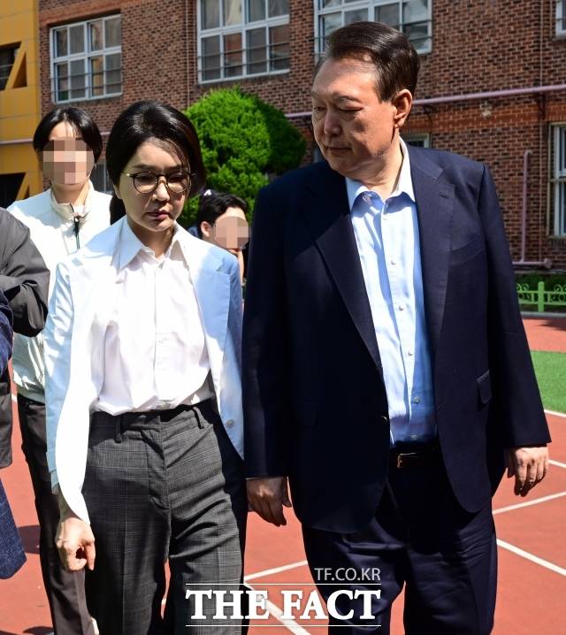 명 씨는 윤 전 대통령 부부에게 천공과 멀어질 수 있는 방법도 조언했다고 한다. 명 씨는 김 여사가 천공과 통화로 의견을 나눈 것은 아니라며 "심부름하는 사람이 김건희가 궁금한 것을 녹음을 한다"고 설명했다. /임영무 기자