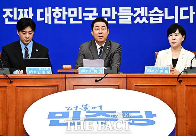 김병기 더불어민주당 당대표 직무대행 겸 원내대표(가운데)가 7일 오전 서울 여의도 국회에서 열린 최고위원회의에 참석해 모두발언을 하고 있다. /국회=배정한 기자