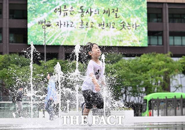 기상청은 7일 오전 10시를 기해 서울 전역에 폭염경보가 발효됐다고 밝혔다. 지난해 7월25일 발령됐던 것보다 18일 이른 기록이다. /박헌우 기자