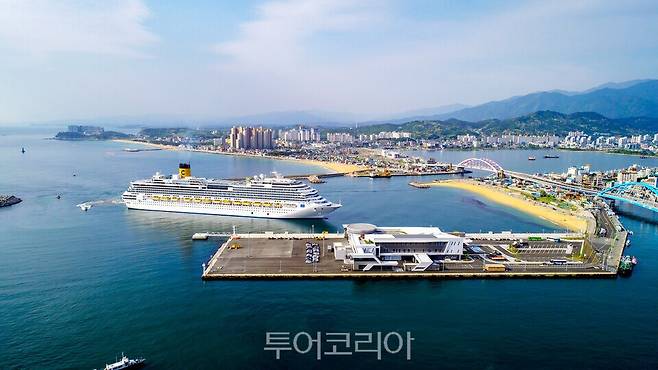 속초항에 입항하는 코스타세레나호/사진=속초시