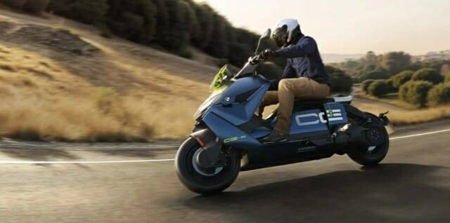 프리미엄 전기 스쿠터 시장에서 독보적인 위치를 점하고 있는 BMW CE 04가 옵션, 편의 기능을 강화해 신제품을 공개했다. (출처=BMW)