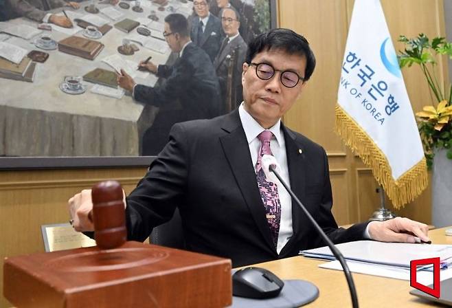 이창용 한국은행 총재가 지난 5월29일 서울 중구 한은 본관에서 열린 금융통화위원회 본회의에서 의사봉을 두드리고 있다. 사진공동취재단