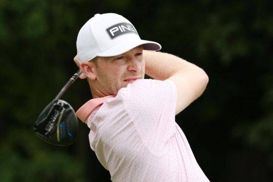 브라이언 캠벨이 존디어 클래식 4라운드 2번 홀에서 티샷을 하고 있다. 실비스(미국)=AFP연합뉴스