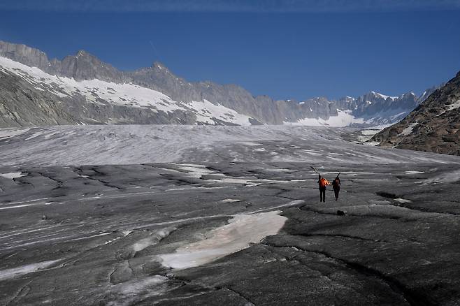 지난달 10일(현지시각) 스위스 곰스 인근 론 빙하 모습. 빙하가 녹아 바닥을 드러내고 있다. /AP 연합뉴스
