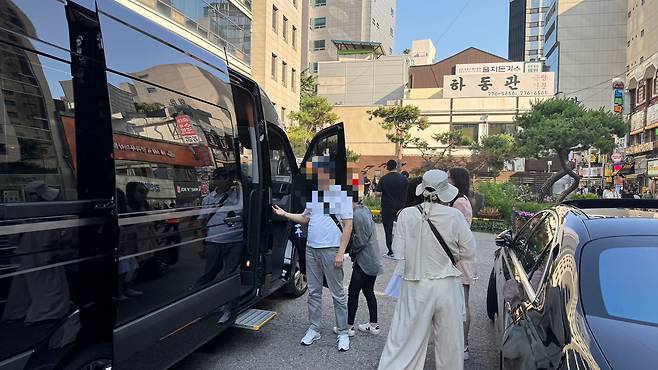 지난달 22일 오후 서울 중구 명동의 한 호텔 앞. 자가용 콜밴을 몰고 온 중국인 기사는 유커를 내려준 뒤 주차장에 차를 대고 쉬다가 안내 직원의 제지를 받고 자리를 떠났다. /김도균 기자