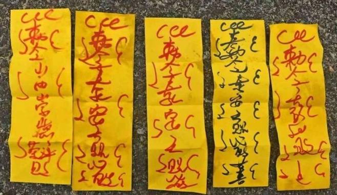 라커룸에서 발견된 부적. /SCMP