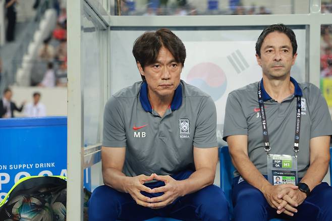 7일 경기도 용인미르스타디움에서 열린 2025년 동아시아축구연맹(EAFF) E-1 챔피언십(동아시안컵) 남자부 한국과 중국의 경기. 한국 홍명보 감독이 경기 시작을 기다리고 있다./연합뉴스