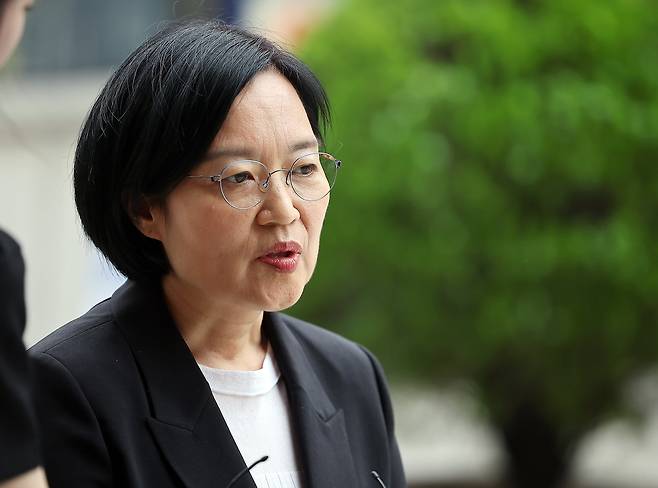 한성숙 중소벤처기업부 장관 후보자가 지난달 24일 오후 서울 영등포구 중소기업기술정보진흥원 수도권평가실 내 인사청문회 준비 사무실로 출근하며 취재진 질문에 답하고 있다./뉴스1