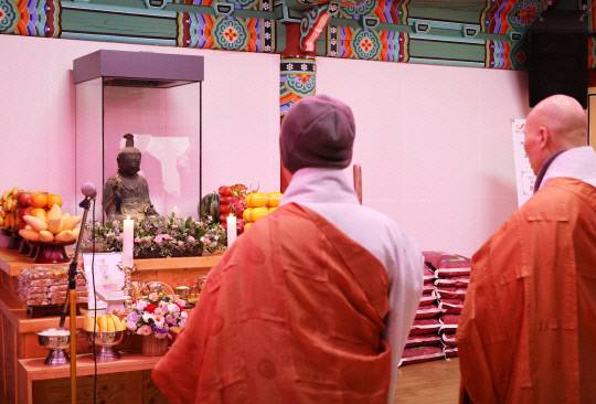 10일 충남 서산시 부석사에서 금동관세음보살좌상 일본 반환을 위한 송불 의식이 열리고 있다. 연합뉴스