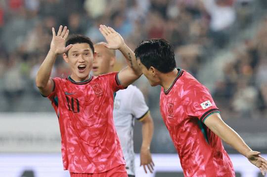 7일 경기도 용인미르스타디움에서 열린 2025년 동아시아축구연맹(EAFF) E-1 챔피언십(동아시안컵) 남자부 한국과 중국의 경기. 한국 주민규가 팀 두번째 골을 넣고 첫번째 골을 넣은 이동경과 기뻐하고 있다. 연합뉴스