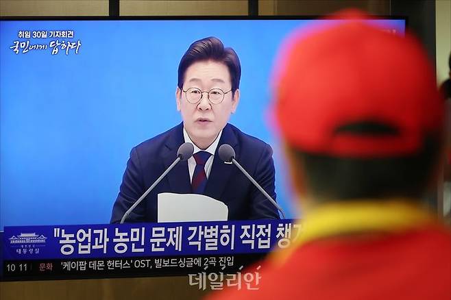 이재명 대통령의 취임 30일을 맞은 지난 3일 오전 서울 용산구 서울역에서 시민들이 이 대통령의 취임 30일 기자회견 생중계를 지켜보고 있다. ⓒ데일리안 홍금표 기자