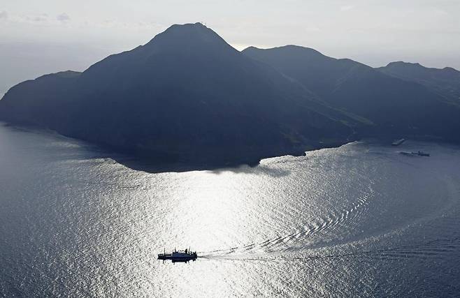지난달 중순부터 소규모 지진이 잇따라 발생하고 있는 일본 도카라 열도 인근 해역에서 6일 오후 2시 7분께에도 규모 5.5 지진이 발생했다. 사진은 지난 4일 도카라 열도 지역에서 일시 대피를 원하는 주민과 방문객들을 태운 선박이 아쿠세키섬에서 출항한 모습. 2025.07.06 아쿠세키섬=AP 뉴시스