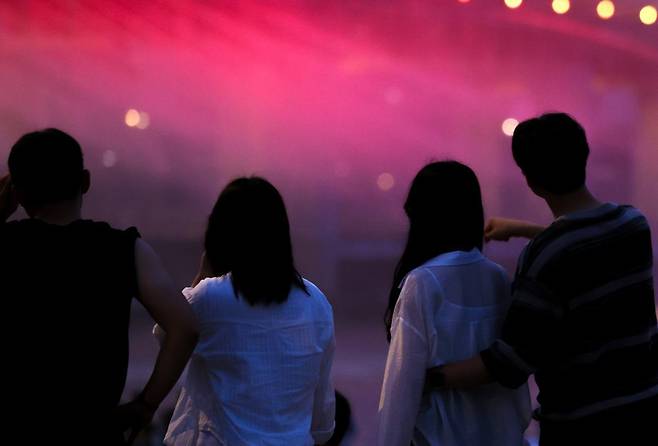 일주일째 열대야가 이어진 6일 오후 서울 반포대교 아래에서 시민들이 무지개 분수를 보며 더위를 식히고 있다. 2025.7.6 뉴스1