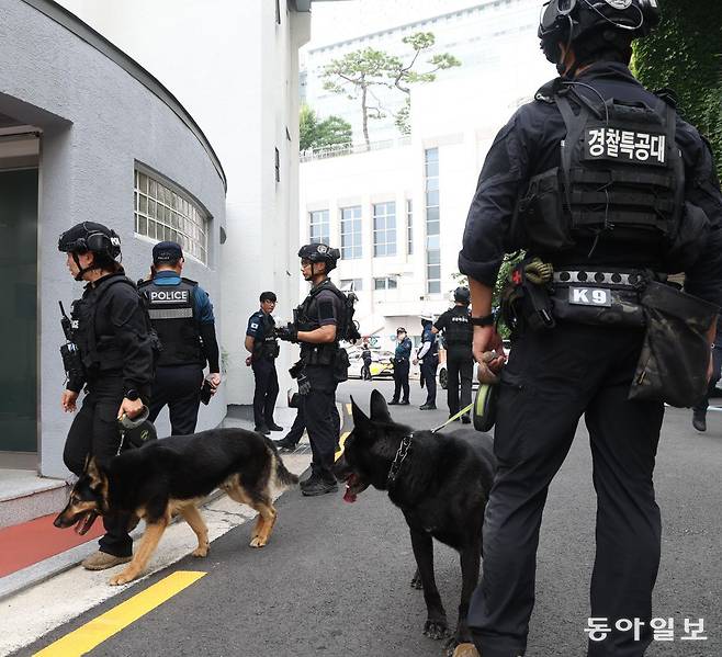 7일 서울 성북구 성신여대에 폭발물을 설치했다는 이메일이 왔다는 112 신고가 들어와 경찰특공대 등이 교내외를 수색하고 있다.  신원건 기자 laputa@donga.com