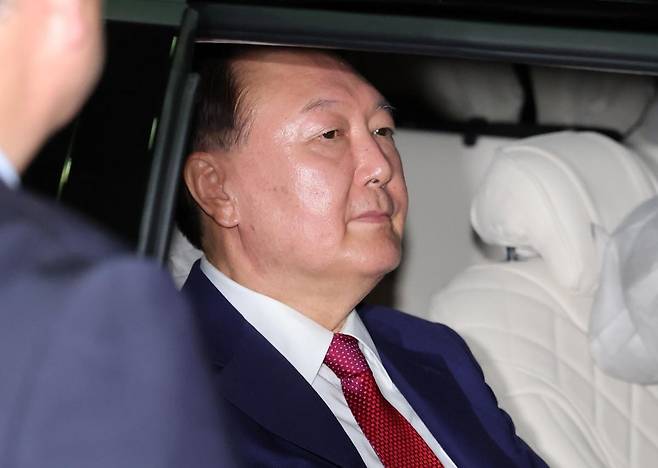 윤석열 전 대통령이 5일 오후 서울 서초구 서울고등검찰청에 마련된 내란특검 사무실에서 2차 대면 조사를 마친 뒤 귀가하고 있다. 2025.07.06. 서울=뉴시스