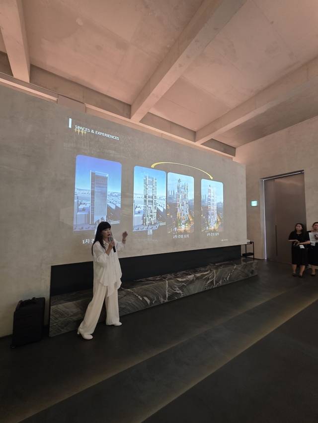 박애정 디아드 마케팅·홍보 본부장이 ‘디아드 청담’의 디자인에 대해 설명하고 있다. 김수연기자