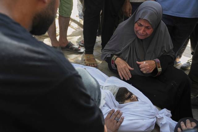 이스라엘군의 가자시티 카페 공습으로 사망한 팔레스타인 저널리스트 이스마일 아부 하타브의 모친이 아들의 시신 옆에서 흐느끼는 모습. [연합뉴스]
