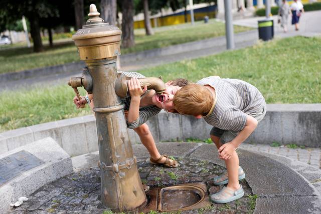 오스트리아 빈의 한 분수대에서 어린이들이 수도 꼭지에서 떨어지는 물을 마시고 있습니다. 로이터 연합뉴스