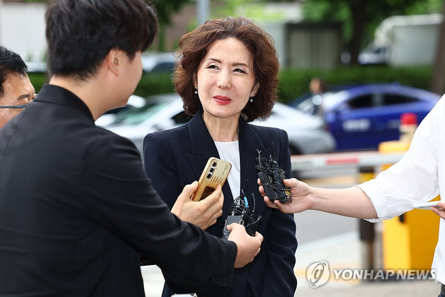 이진숙 교육부 장관 후보자가 지난달 30일 오전 서울 여의도 한국교육시설안전원에 마련된 인사청문회 준비 사무실로 출근하며 취재진의 질문을 듣고 있다. [연합뉴스]