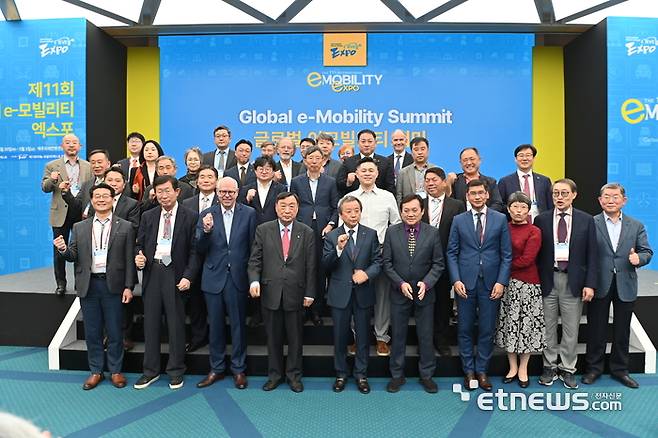 GEAN 제 9차 총회 참석자들이 기념촬영했다.