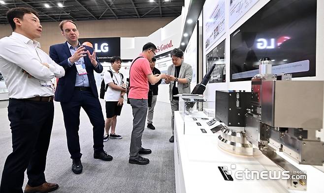 나노코리아2025가 '더 나은 미래를 만드는 나노기술'을 주제로 지난 2일 경기 고양시 킨텍스에서 열렸다. 참관객이 LG전자의 반도체 첨단패키징 장비를 살펴보고 있다.  이동근기자 foto@etnews.com
