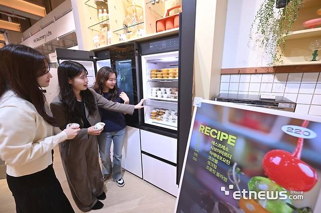 서울 영등포구 그라운드220을 찾은 시민들이 LG전자의 디오스 냉장고 등 AI가전 체험을 하고 있다. 박지호기자 jihopress@etnews.com