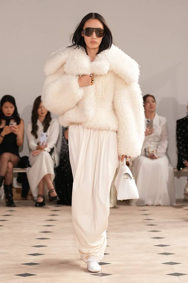 디자이너 교체 이후 첫 컬렉션 공개한 셀린느