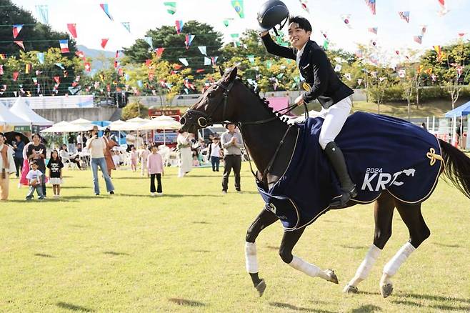 지난해 경기 과천시 88승마경기장에서 열린 퇴역경주마 승마대회 챔피언십 대회 모습. 한국마사회 제공