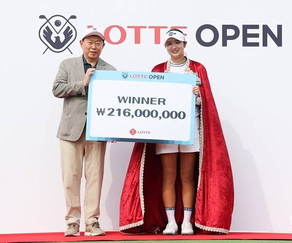 2025년 한국여자프로골프(KLPGA) 투어 제15회 롯데 오픈 우승을 차지한 박혜준 프로가, 롯데그룹 신동빈 회장으로부터 우승 상금을 받는 모습이다. 사진제공=KLPGA