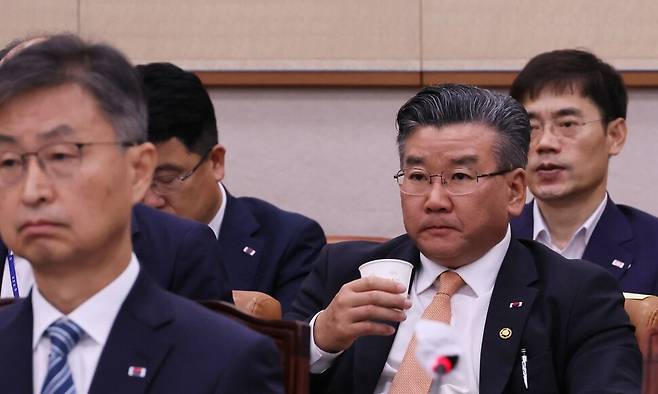 최재해 감사원장(왼쪽), 유병호 감사원 사무총장(오른쪽 물 마시는 사람). 연합뉴스