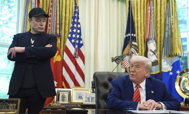 트럼프 미국 대통령(오른쪽)이 일론 머스크(왼쪽)와 지난 5월30일 미국 워싱턴디시 백악관 대통령 집무실에서 대화하고 있다. AP 연합뉴스