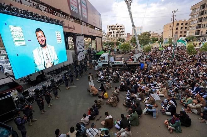 6일(현지시각) 예멘 사나에서 압둘 말리크 후티 반군 지도자의 연설을 사람들이 듣고 있다. 사나/AFP 연합뉴스