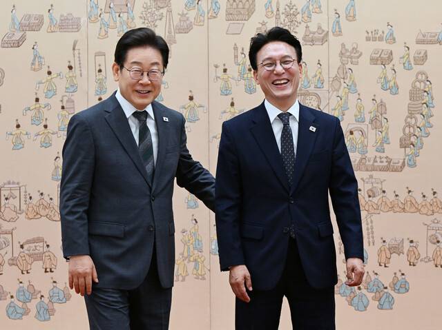 이재명 대통령이 4일 서울 용산 대통령실청사에서 김민석 국무총리에게 임명장을 수여한 후 이야기를 나누고 있다. 대통령실사진기자단