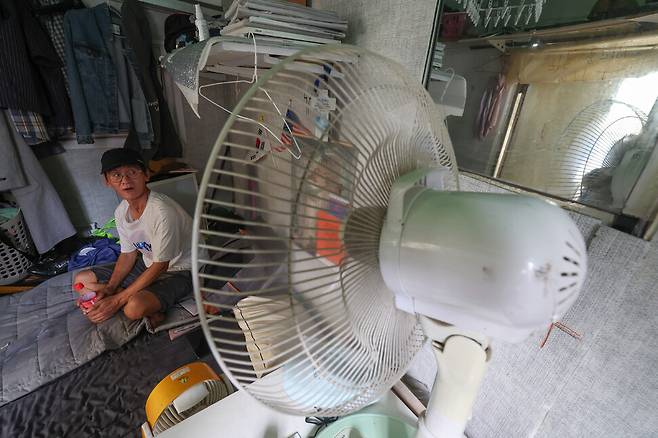 서울 종로구 돈의동 쪽방촌 주민 임한태씨가 7일 오후 자신의 옥탑방에서 선풍기 바람을 쐬고 있다. 김영원 기자 forever@hani.co.kr