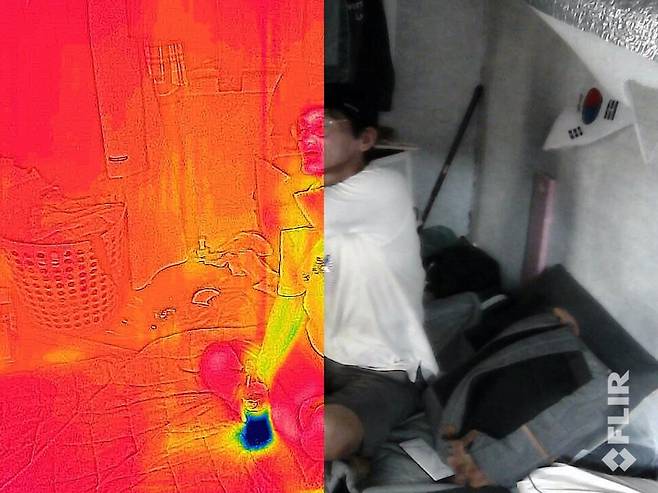 서울 종로구 돈의동 쪽방촌 주민 임한태씨가 7일 오후 자신의 옥탑방에서 선풍기 바람을 쐬고 있다. 열화상 카메라로 촬영된 사진(왼쪽)과 일반 카메라로 촬영된 사진을 나란히 붙였다. 김영원 기자 forever@hani.co.kr