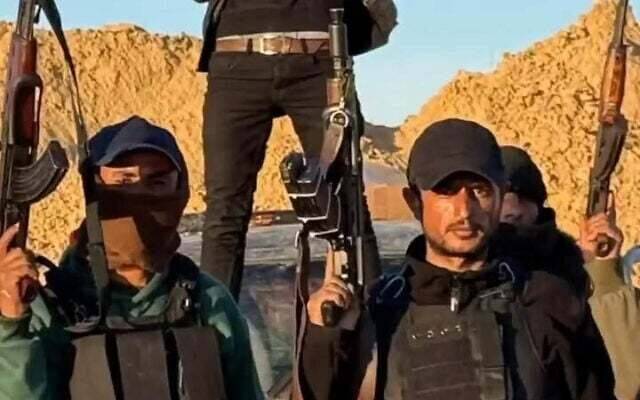 총을 든 야세르 아부 샤바브가 이끄는 민병대의 모습. 출처 타임스 오브 이스라엘