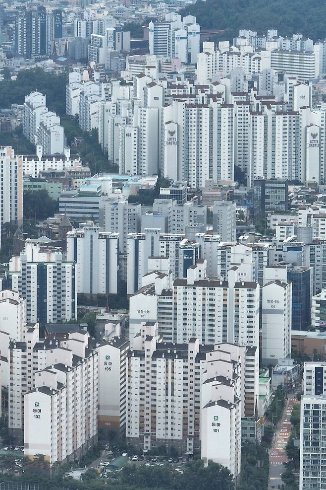 정부가 6억원 이상 주택담보대출을 금지하는 고강도 대출 규제를 시행한 이튿날인 2025년 6월29일 서울 시내 아파트 단지 모습. 연합뉴스