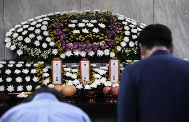 2022년 8월 경기 수원시 권선구 수원중앙병원 장례식장에 마련된 수원 세 모녀의 빈소에서 시민들이 분향을 하고 있다. 이들은 극심한 생활고에 시달렸지만, 주소지와 거주지 행정구역이 다르고 연락처가 없어 특별한 지원을 받지 못했다. 공동취재사진