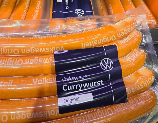 지난해 자동차보다 많이 팔린 폭스바겐 소시지. 기념품점 소시지가 동이 나는 바람에 볼프스부르크 시내 마트를 찾았다. 볼프스부르크=정승임 특파원