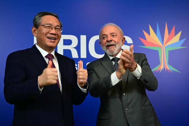 루이스 이나시우 룰라 다 시우바(오른쪽) 브라질 대통령이 5일 브릭스 정상회담 참석을 위해 리우데자네이루를 찾은 리창 중국 국무원 총리를 환영하고 있다. 리 총리는 시진핑 중국 국가주석 대신 이번 정상회담에 참석했다. 리우데자네이루=AFP 연합뉴스