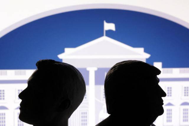 일론 머스크(왼쪽) 테슬라 최고경영자(CEO)와 도널드 트럼프 미국 대통령의 인형이 백악관을 배경으로 서로 등지고 있는 모습. 로이터 연합뉴스