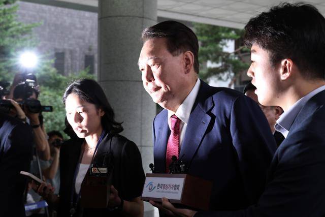 윤석열(가운데) 전 대통령이 5일 12·3 비상계엄과 관련한 내란·외환 사건을 수사하는 조은석 특별검사팀으로부터 2차 조사를 받기 위해 서울 서초구 서울고검 청사로 들어가고 있다. 왕태석 선임기자