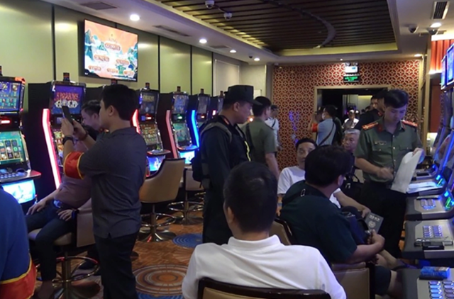 지난해 6월 베트남 공안이 한국인이 운영하는 하노이 한 고급 호텔의 비밀 도박장을 단속하고 있다. VTV캡처