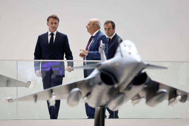 에마뉘엘 마크롱(왼쪽) 프랑스 대통령이 지난달 20일 국제파리에어쇼를 찾아 라팔 전투기 모형을 바라보고 있다. 파리=로이터 연합뉴스